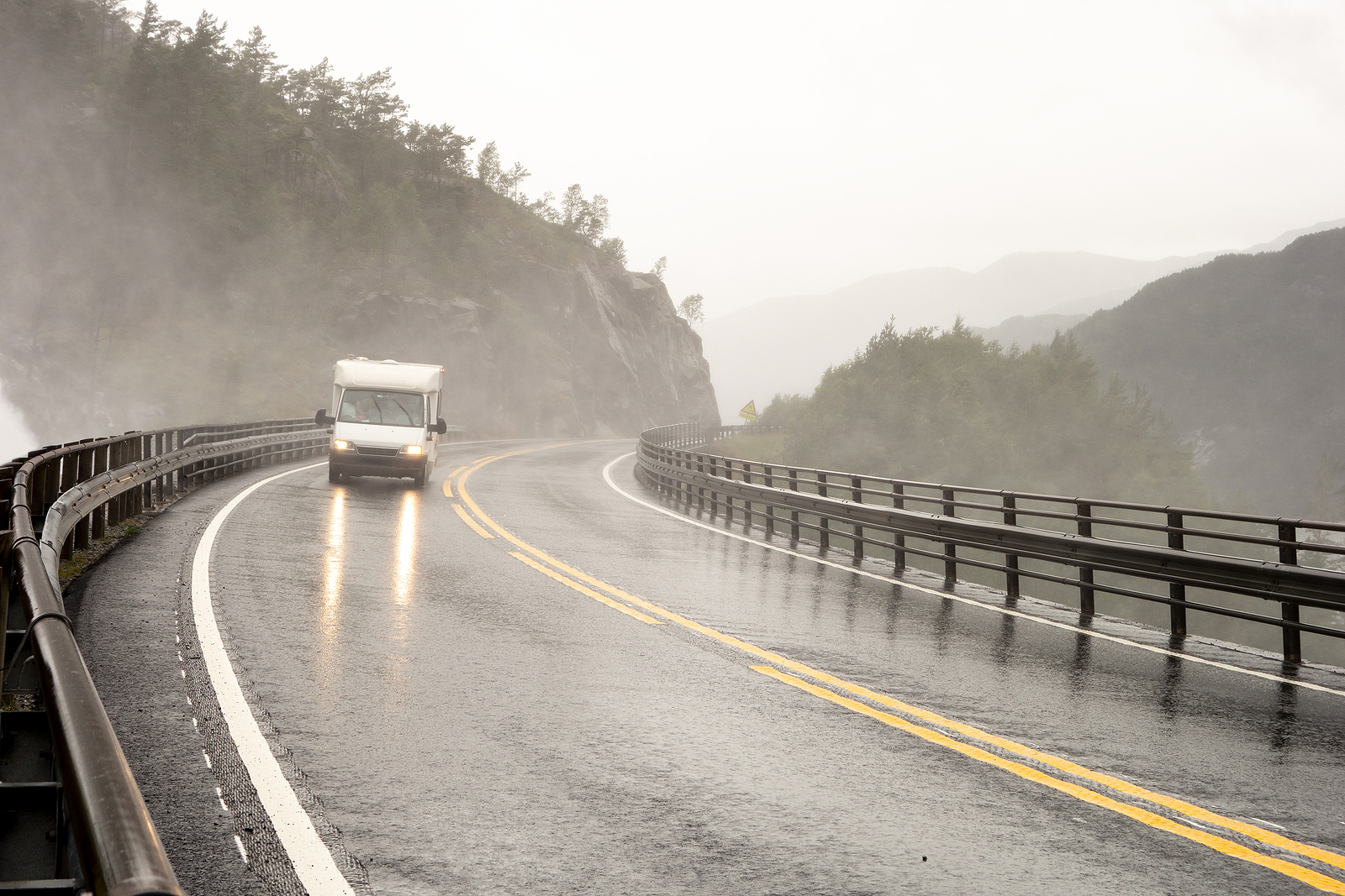 thule 4900 awning - caravan driving in a very bad weather